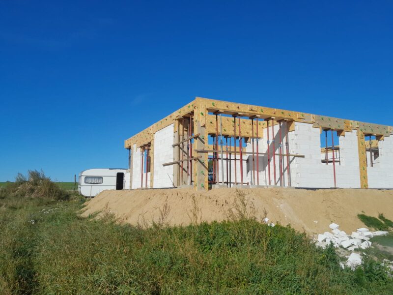 Działka budowlana wraz z powstającym domem jednorodzinnym w okolicy Świdwina