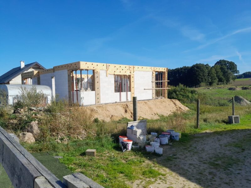 Działka budowlana wraz z powstającym domem jednorodzinnym w okolicy Świdwina